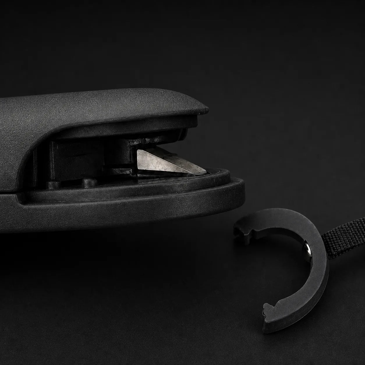 Coupe-ceinture ouvert, lame exposée