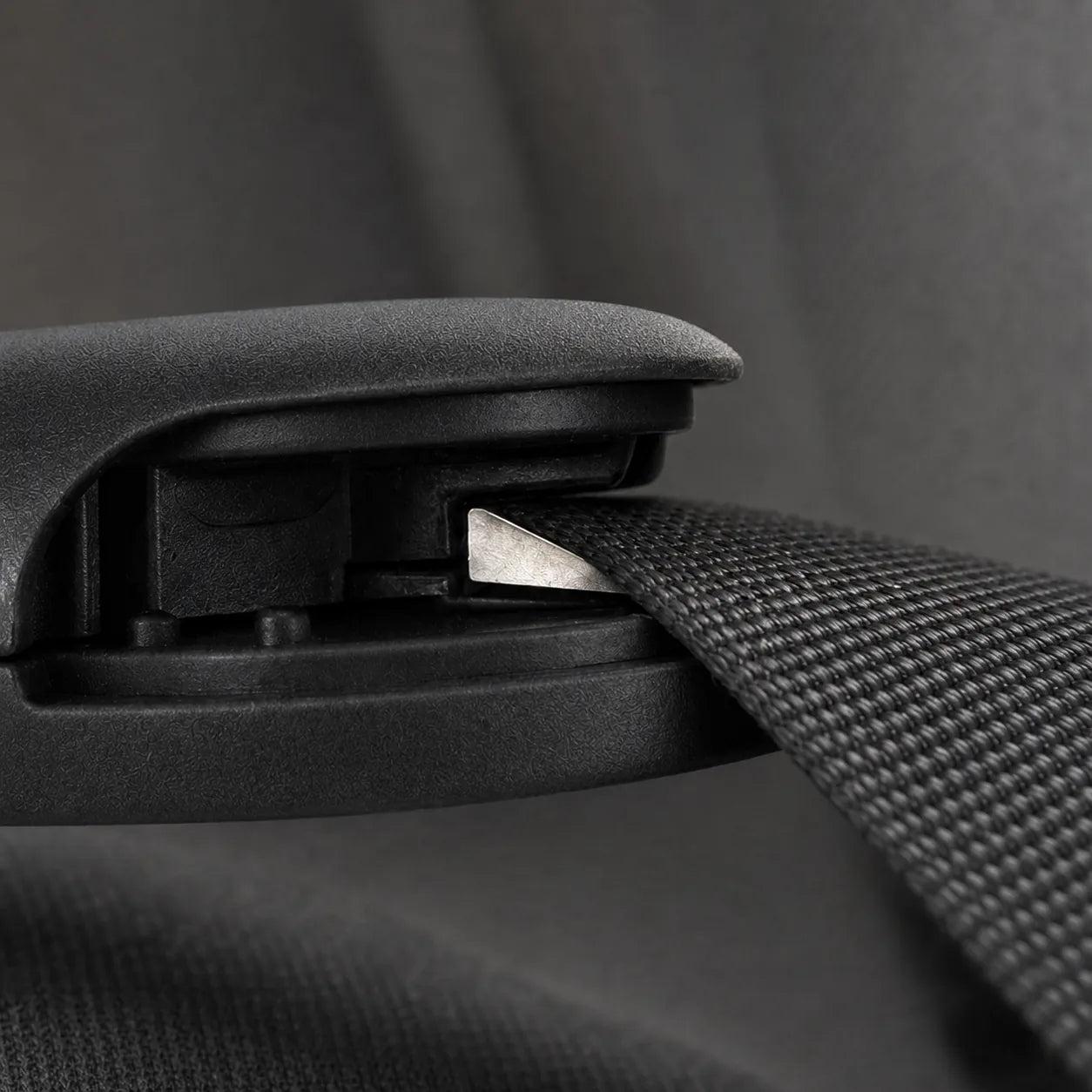 Evadéo coupe une ceinture de sécurité